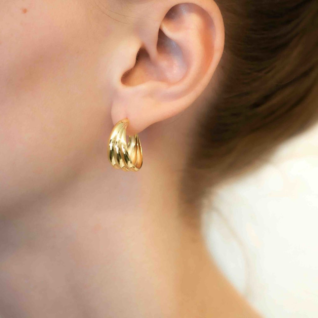 Scallop ear hoops in silver from Hasla Jewelry. Norwegian jewelry design. Gold plated silver earrings from Hasla